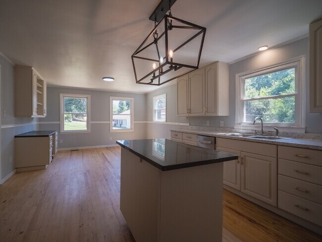 Foto del edificio - "Charming 3-Bedroom Home in Cramerton - Spacious 1217 Sq Ft with 2 Full Baths!"