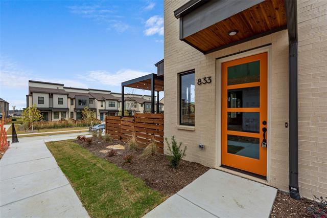 Building Photo - 833 Emerling Dr