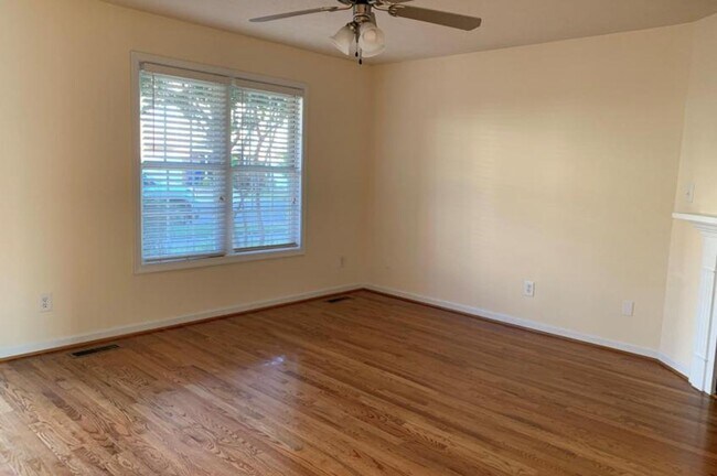 Foto del edificio - End Unit Townhouse in Wyndhurst