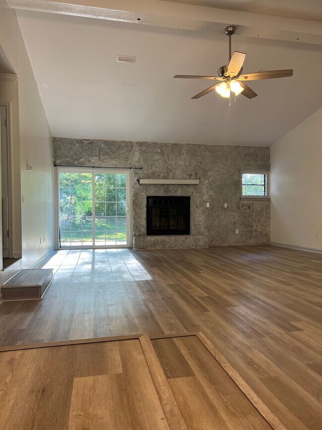 Building Photo - 185 Hickory Tree Ln