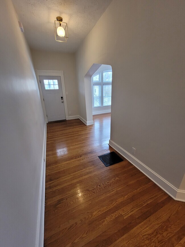 Entrada - 2029 Crown Ave