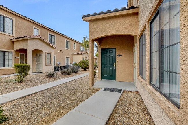 Building Photo - 2 Bedrm 2 bath Gated Community
