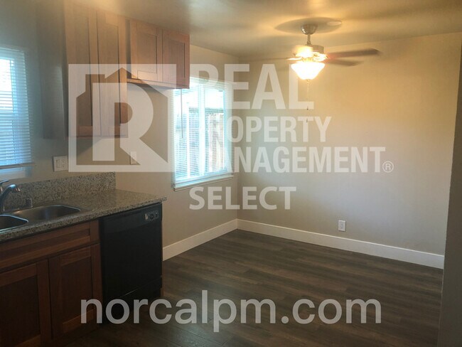 Building Photo - Beautiful fully updated 2 bed 1 bath duple...