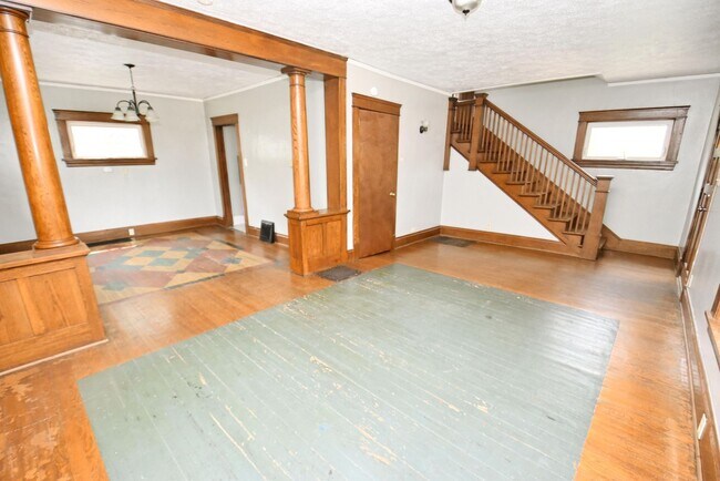 Building Photo - South bend 2 bedroom 1.5 bath, remodeled k...