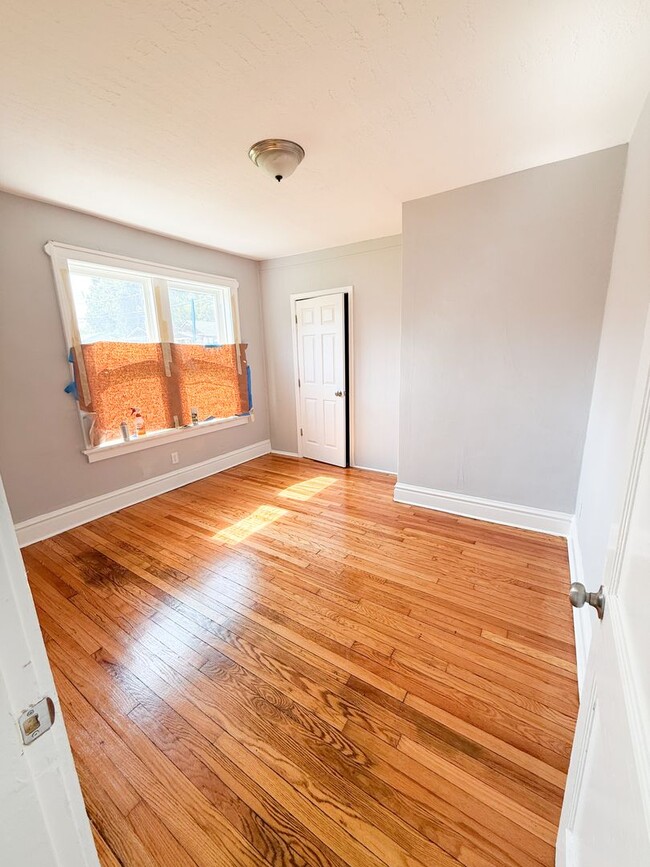 Building Photo - Newly Renovated 3 Bed/ 1.5 Bath With Hardwood Flooring!