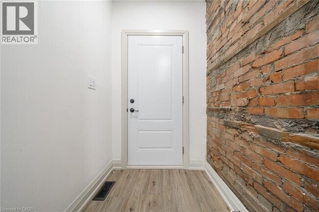 Photo du bâtiment - 105 Aikman Ave