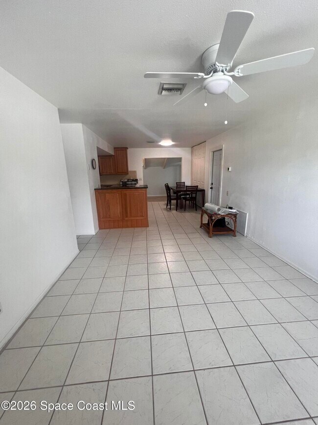 Building Photo - 2407 Lakeview Dr