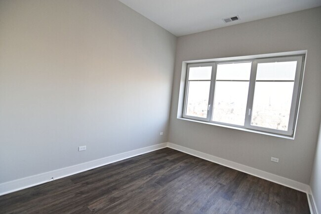 Building Photo - 957 W Irving Park Rd