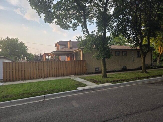 Building Photo - 5300 N Mason Ave