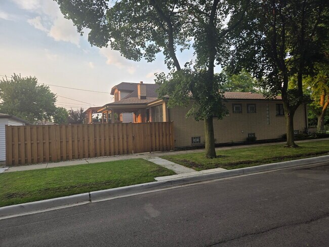 Foto del edificio - 5300 N Mason Ave