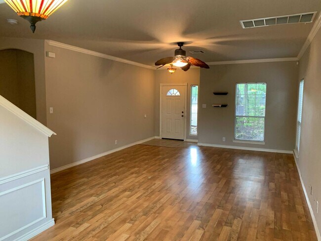 Foto del edificio - Charming 3BD/2.5BA With Deck — Loop 1604 & Potranco!