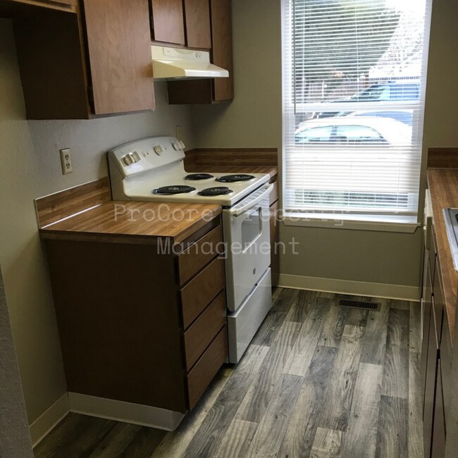 Foto del edificio - $1300...2Bed 1.5 Bath, Small Fenced in Covered Patio on Back, Storage