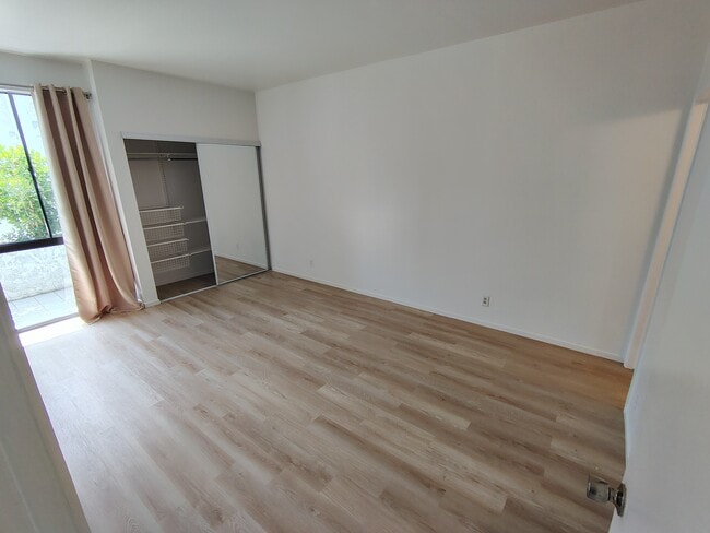 Building Photo - 10861 Moorpark St