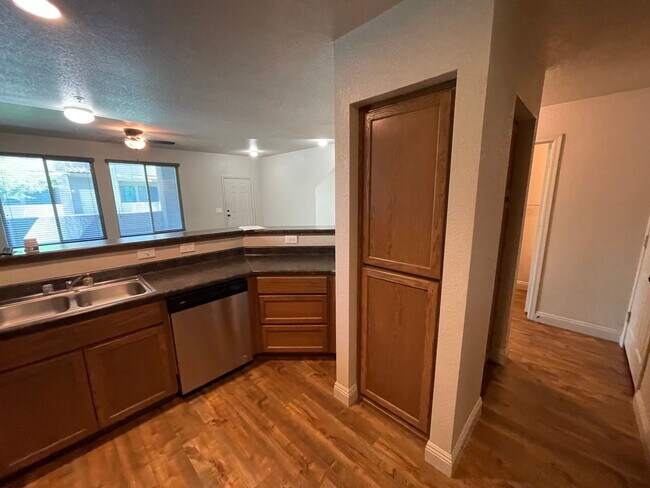 Foto del edificio - LUXURY EL DORADO END UNIT FOR RENT!