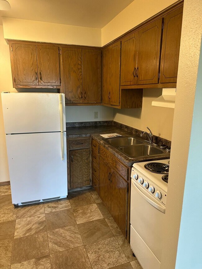 Building Photo - Forestview 2 Bedroom Upper Apartment