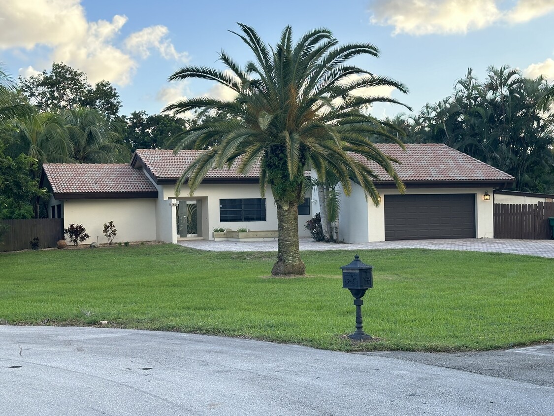 Foto principal - 11460 SW 1st Ct