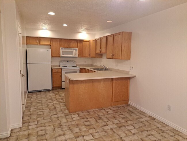 Building Photo - End unit townhome with basement suite!! Ask for move in promotion!