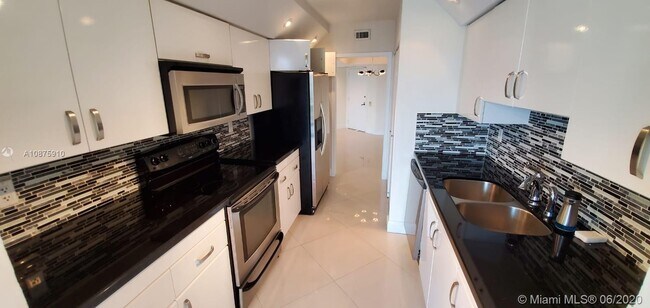 Building Photo - 19707  Turnberry Way 20G Aventura Fl 33180