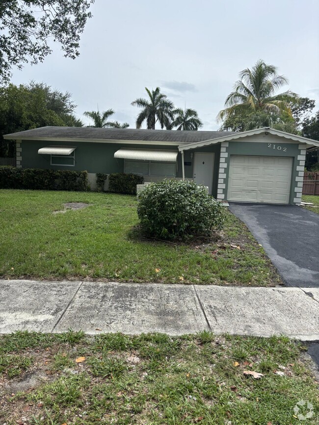 Building Photo - 2102 SW 13th Ct