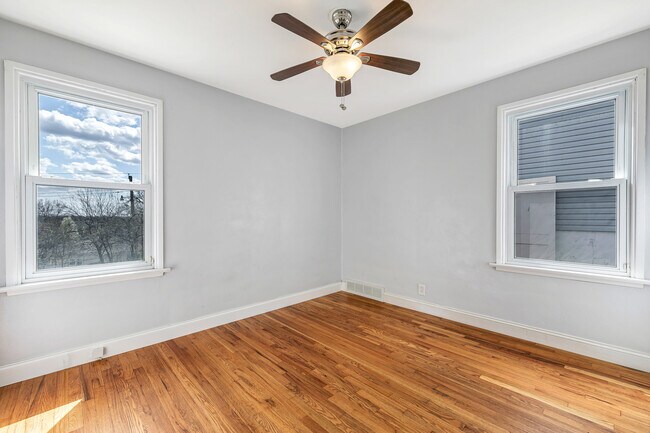 Foto del edificio - 6642 Mitchell Ave
