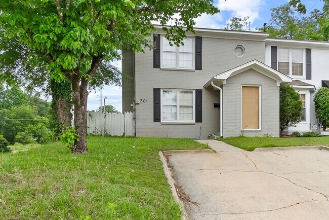 Building Photo - Nice 2 Bed 2.5 Bath House! Available Fall 2026!