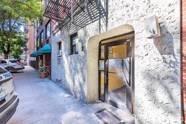 Entrada - 223 E 21st St