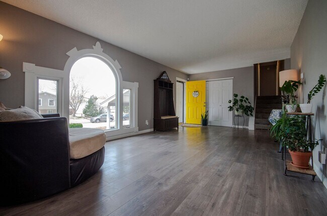 Building Photo - 4 Bed 3 Bath Home Located Near Ft Carson!!