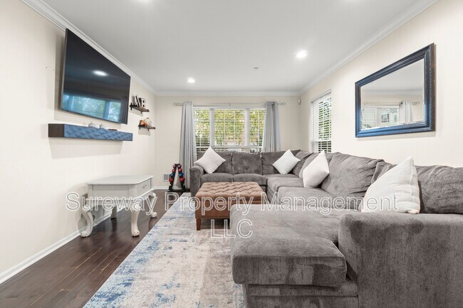 Building Photo - 221 Lookout Pl