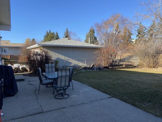 Photo du bâtiment - 10704-10743 43 Ave NW