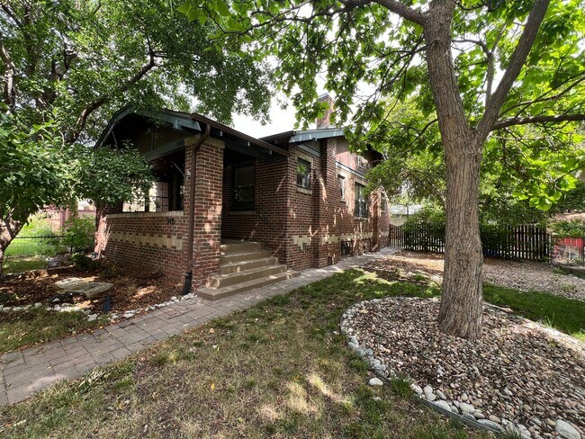 Foto del edificio - Highlands Bungalow Available Now!