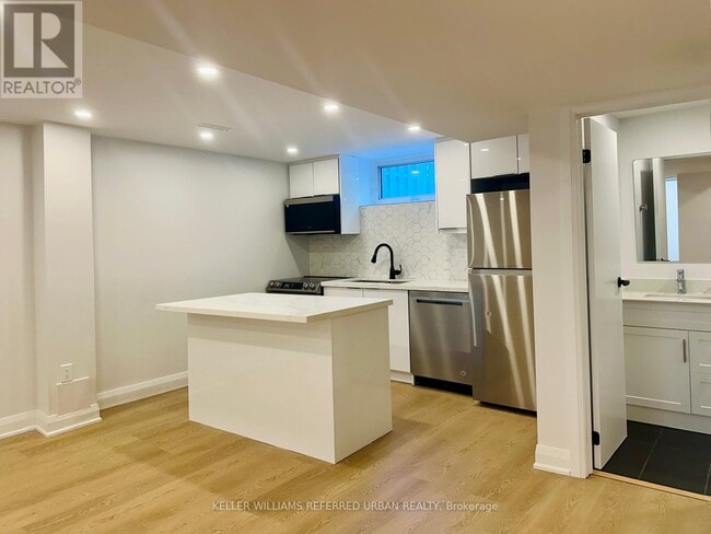 Building Photo - 906 Marinet Crescent
