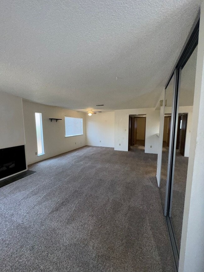 Building Photo - Ready To Move!!