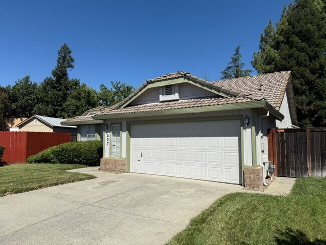 Foto del edificio - Modern 3 Bedroom 2 Bath One Story Browns Valley Vacaville *Star Rentals