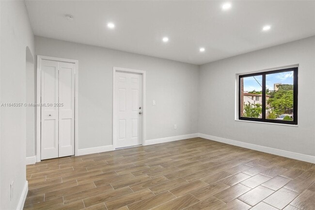 Building Photo - 1136 SW 12th Ct