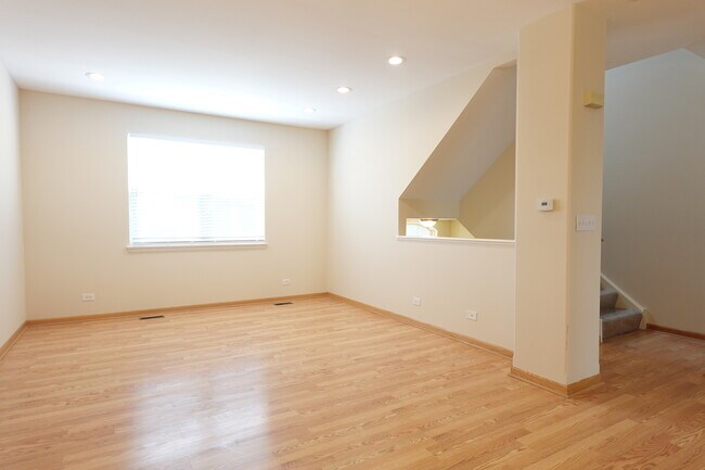 Building Photo - 1093 N Claremont Dr