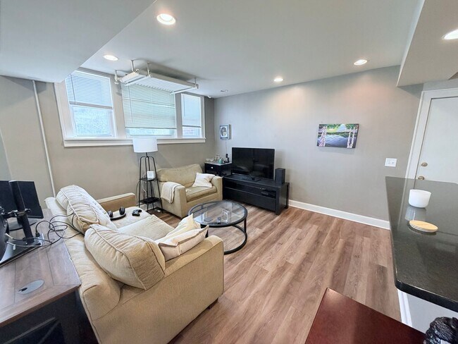 Foto del edificio - X-Large One Bedroom with Huge Kitchen, Bathroom, and Reserved Parking!!