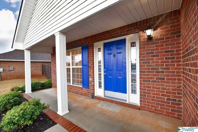 Building Photo - 206 Shadow Cove Dr SW