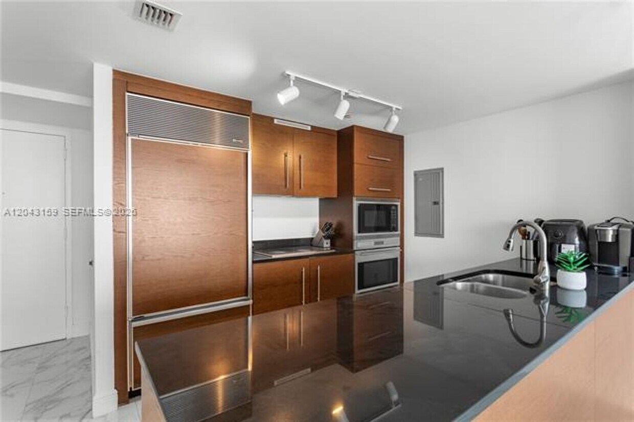 Photo - 465 Brickell Ave cu-5505