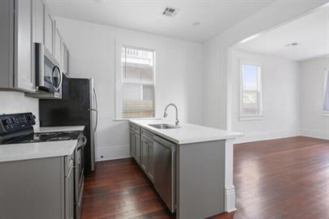 Building Photo - 1832 Baronne St