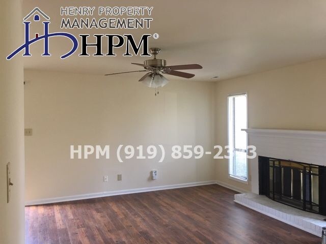 Foto del edificio - 107 Twin Oaks Pl