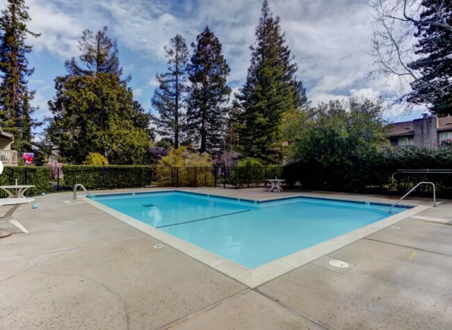 Foto del edificio - Saratoga 2 Bedroom Upstairs Unit in Great Complex!