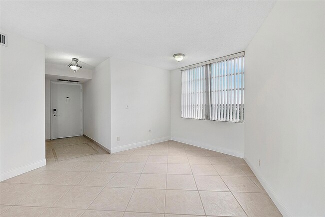Foto del edificio - 6921 Environ Blvd