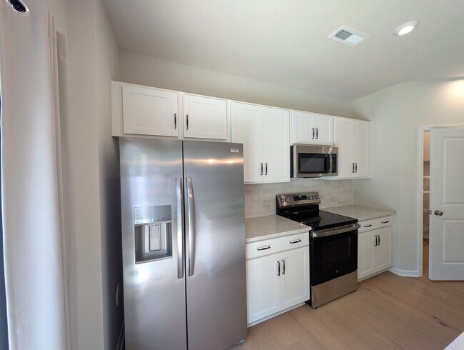 Foto del edificio - Pristine 2 story Townhome located in the Fifteen Cannon Community in Charlotte!