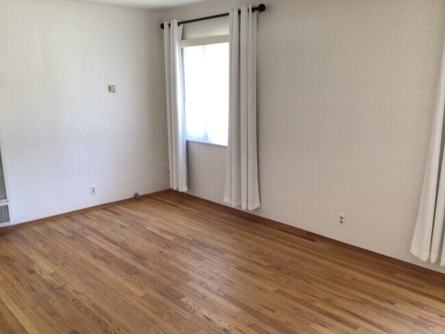 Foto del edificio - Beautiful Duplex 2 bedrooms 1 bath NO A/C ...