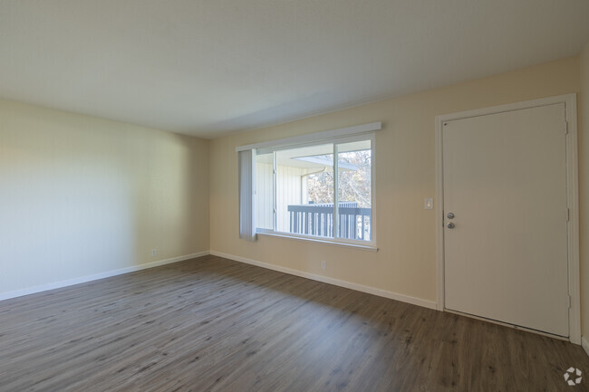 1BR, 1BA - 700 SF - Living Room - GLEN VIEW APARTMENTS