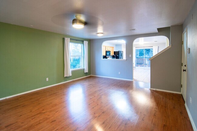 Foto del edificio - Charming 4BR House in Universal City