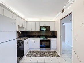 Building Photo - 605 Oaks Dr