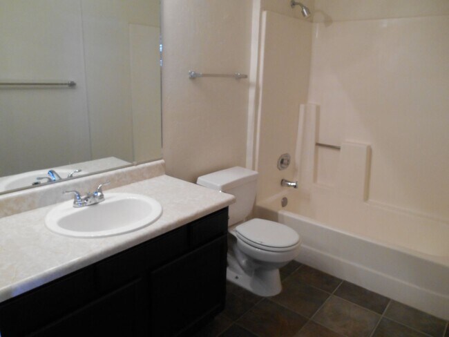 Foto del edificio - Eastside (Golf Links and Pantano) spacious 2nd floor 2 bed, 2 bath condo!