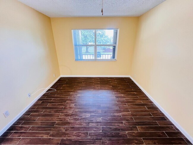 Foto del edificio - 5985 Forest Hill Blvd