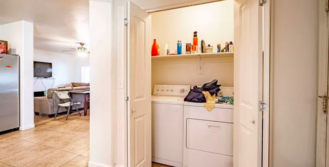 Foto del edificio - FULLY REMODELED HOME WITHIN A SHORT DISTAN...